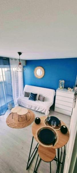 Charmant studio avec loggia vue latérale mer